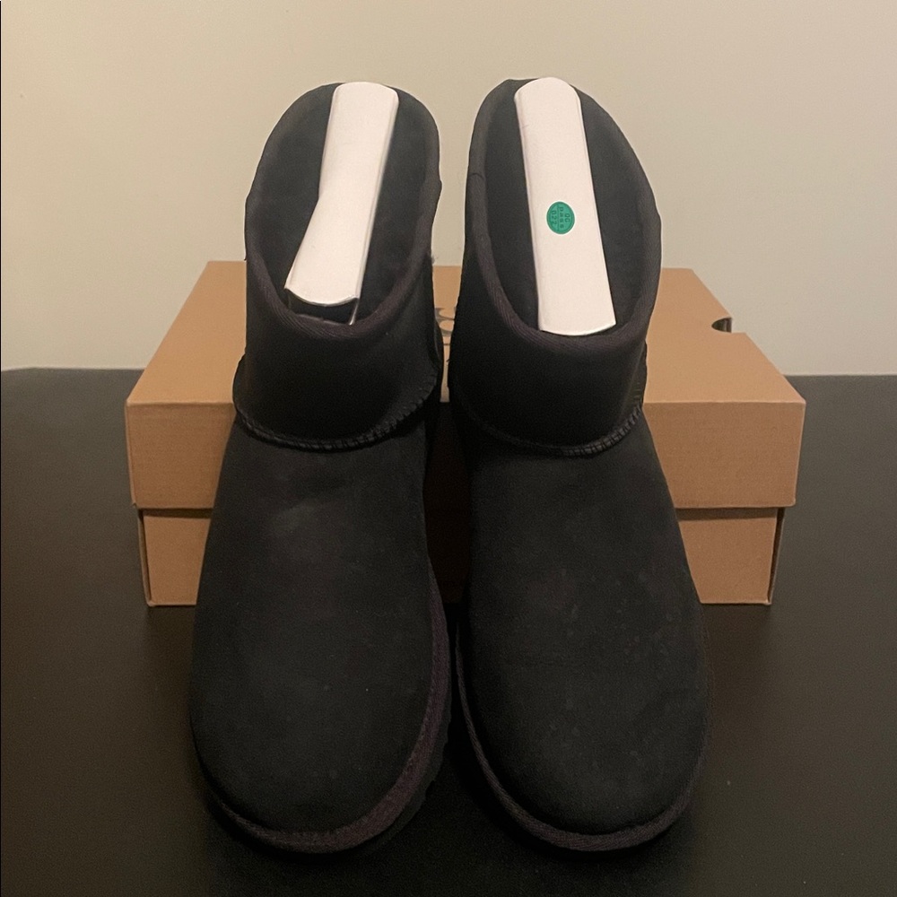 UGG W Classic Mini II BLK- Women’s 7 JB - Picture 2 of 5